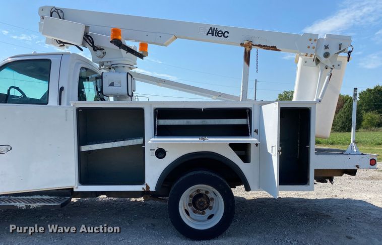 image for item JW9414 2003 Chevrolet C4500  bucket truck