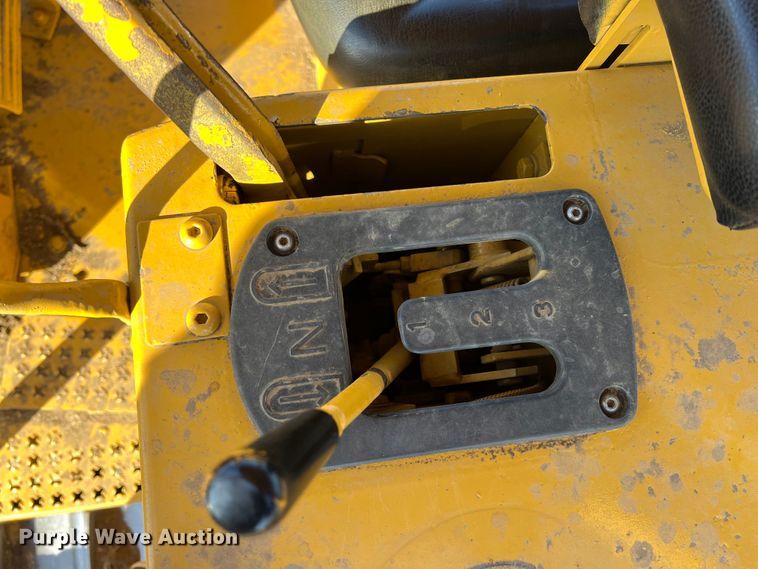 image for item KF9846 1995 Caterpillar D4H XL Series III  dozer