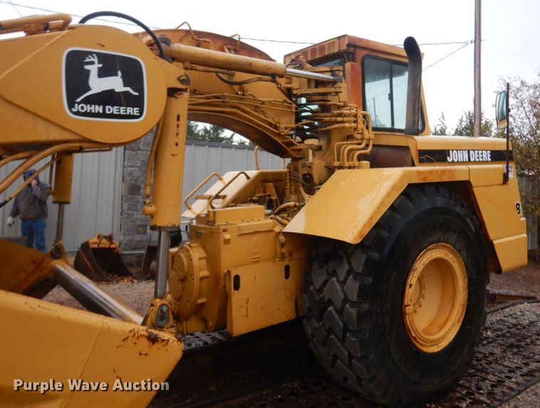 image for item KJ9145 1988 John Deere 762B  elevating scraper