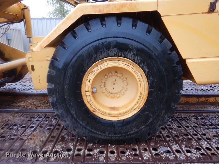 image for item KJ9145 1988 John Deere 762B  elevating scraper