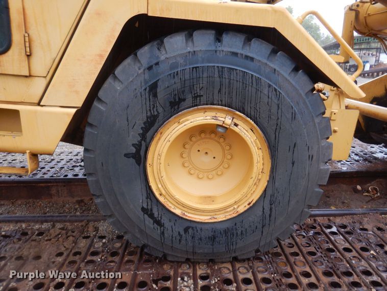 image for item KJ9145 1988 John Deere 762B  elevating scraper