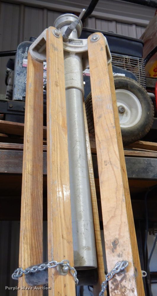 image for item KW9301 Trimble 408700-07  tripod