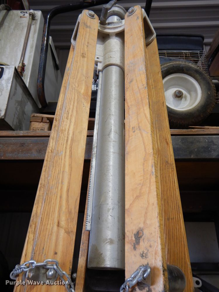 image for item KW9301 Trimble 408700-07  tripod