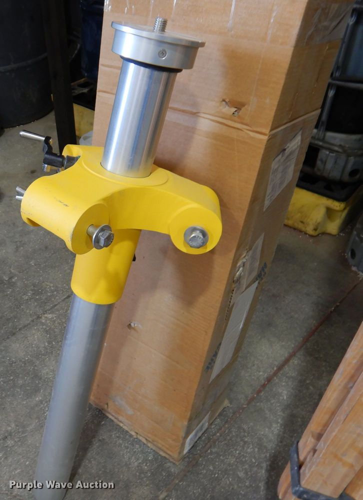 image for item KW9302 Trimble 408700-05  tripod