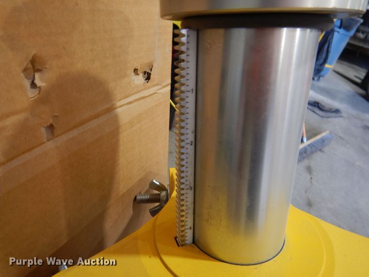 image for item KW9302 Trimble 408700-05  tripod