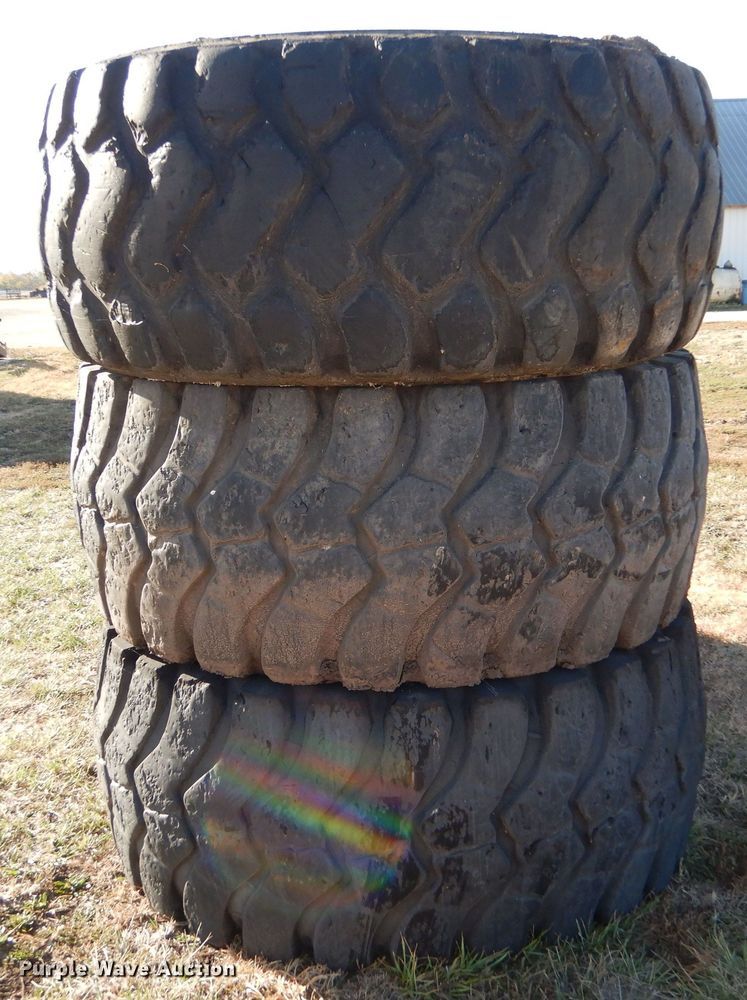 image for item LU9754 (4) 29.5R25 tires