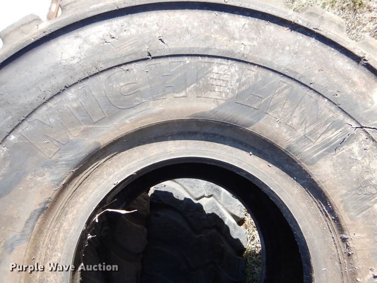 image for item LU9754 (4) 29.5R25 tires