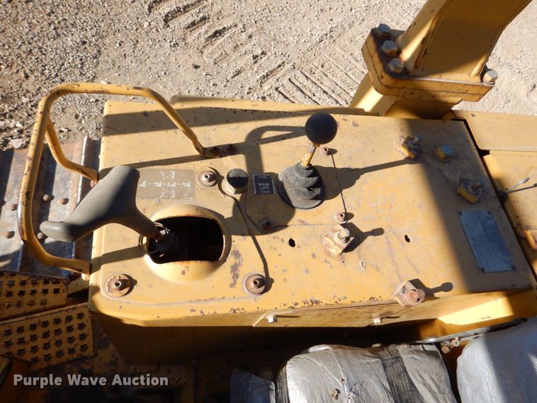 image for item MJ9809 1992 Caterpillar D4H Series II  dozer