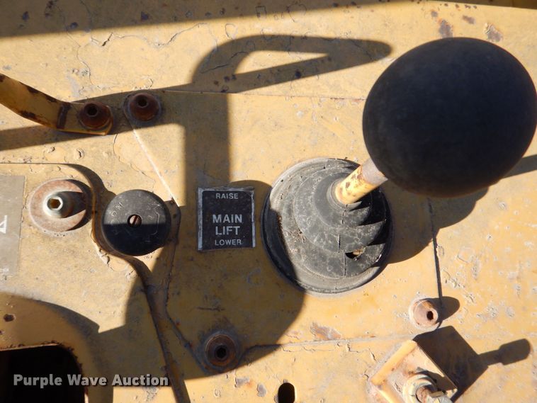 image for item MJ9809 1992 Caterpillar D4H Series II  dozer