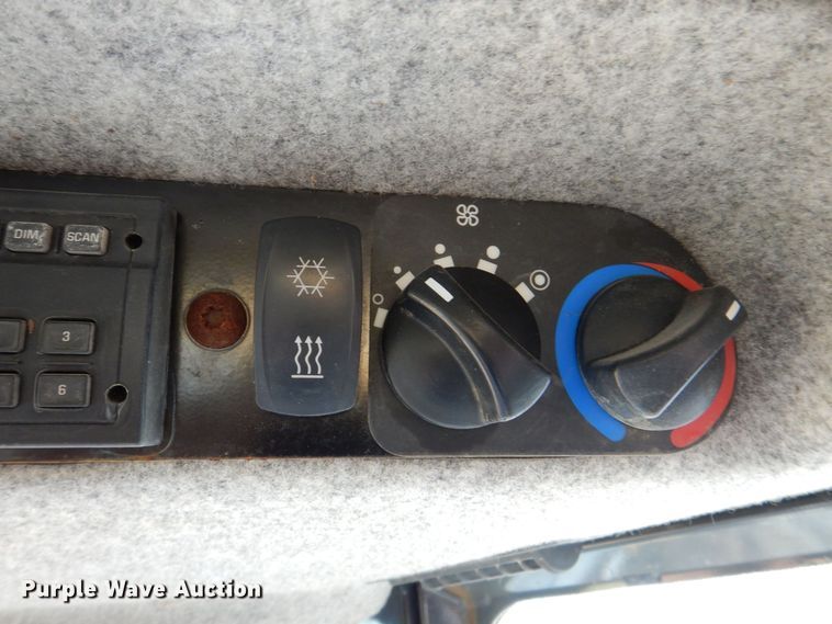 image for item MJ9811 2006 John Deere 650J LGP  dozer