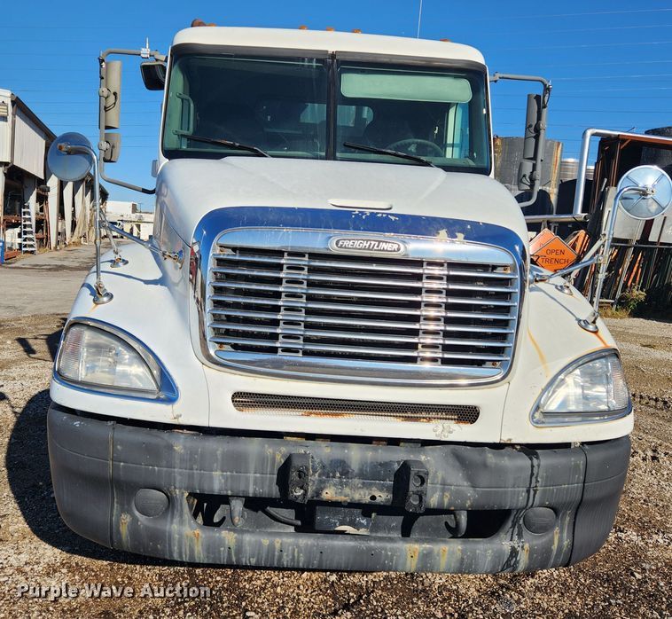image for item MK9475 2001 Freightliner Columbia  flatbed truck