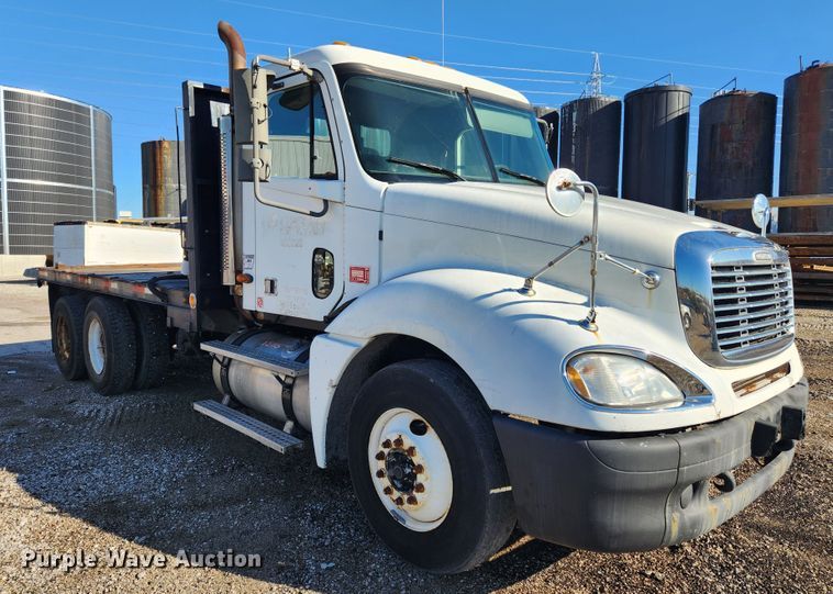 image for item MK9475 2001 Freightliner Columbia  flatbed truck