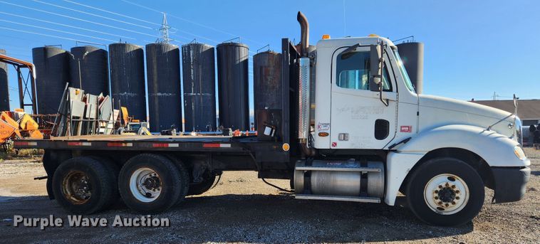 image for item MK9475 2001 Freightliner Columbia  flatbed truck