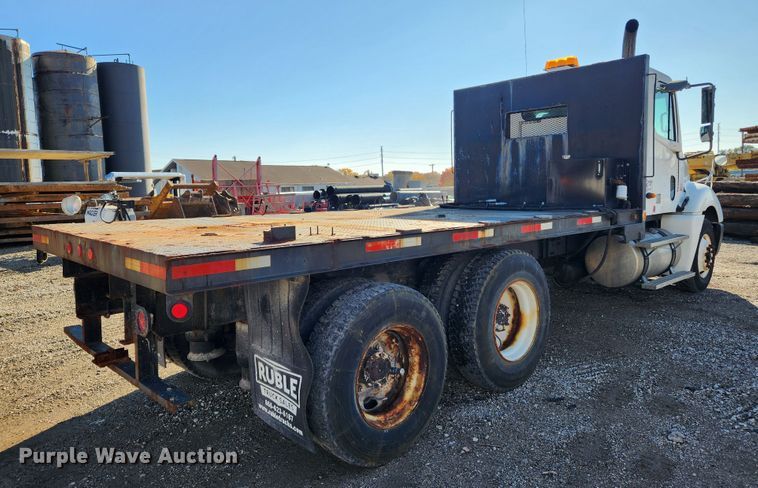 image for item MK9475 2001 Freightliner Columbia  flatbed truck