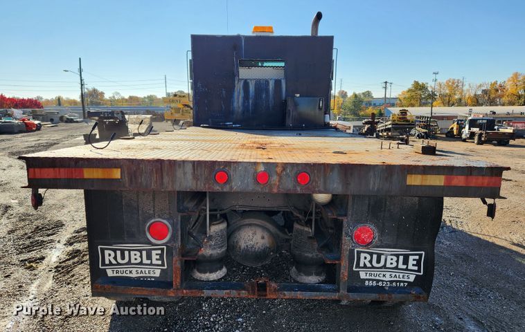 image for item MK9475 2001 Freightliner Columbia  flatbed truck