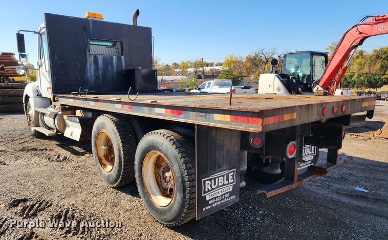 image for item MK9475 2001 Freightliner Columbia  flatbed truck