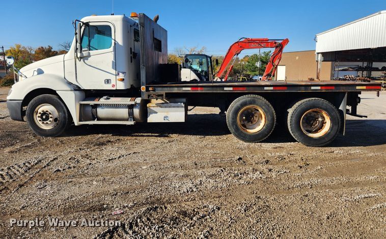 image for item MK9475 2001 Freightliner Columbia  flatbed truck