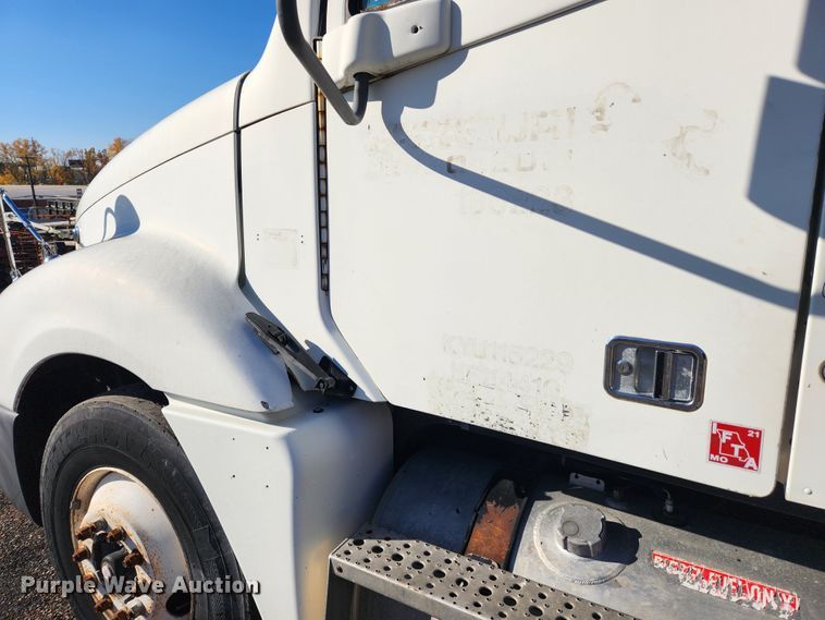 image for item MK9475 2001 Freightliner Columbia  flatbed truck