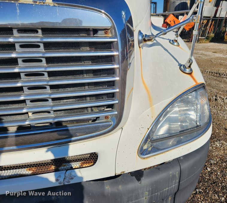 image for item MK9475 2001 Freightliner Columbia  flatbed truck