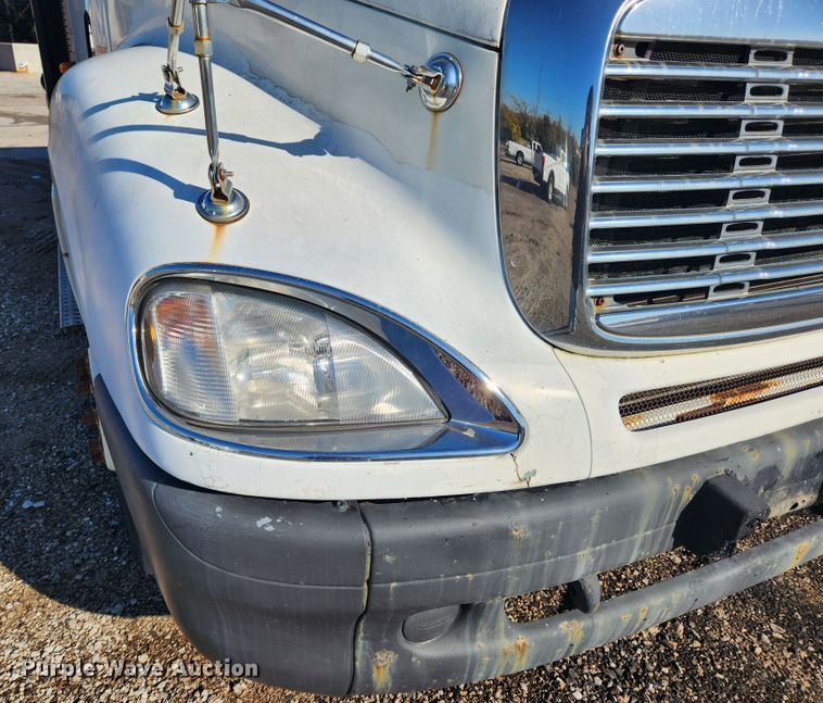 image for item MK9475 2001 Freightliner Columbia  flatbed truck