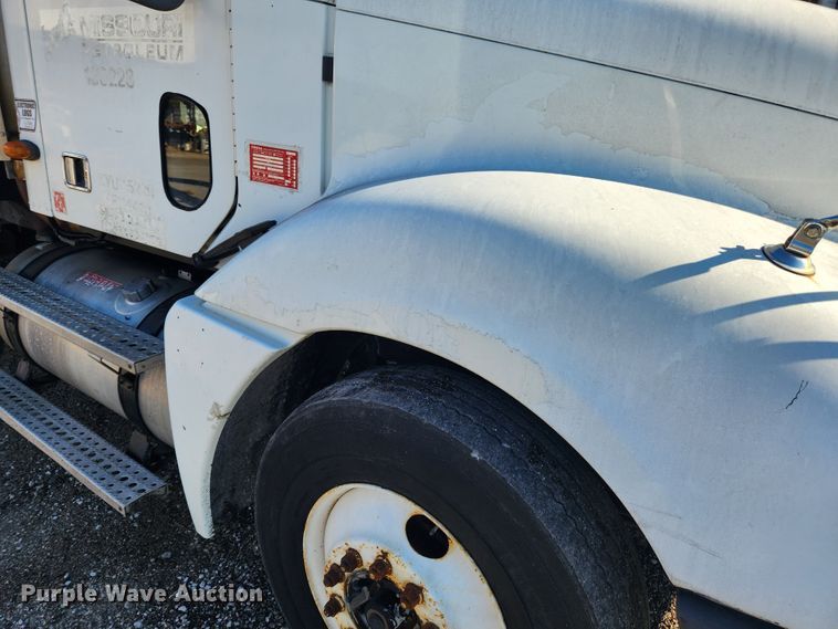 image for item MK9475 2001 Freightliner Columbia  flatbed truck