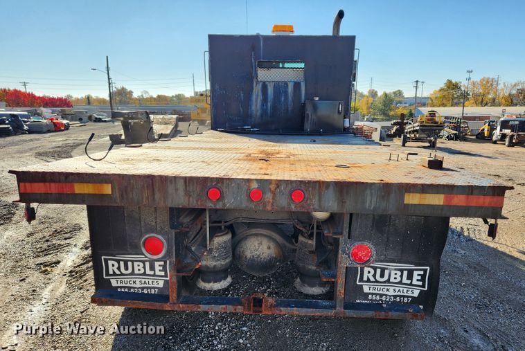 image for item MK9475 2001 Freightliner Columbia  flatbed truck