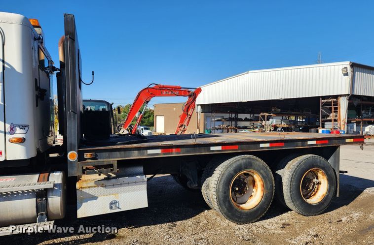 image for item MK9475 2001 Freightliner Columbia  flatbed truck