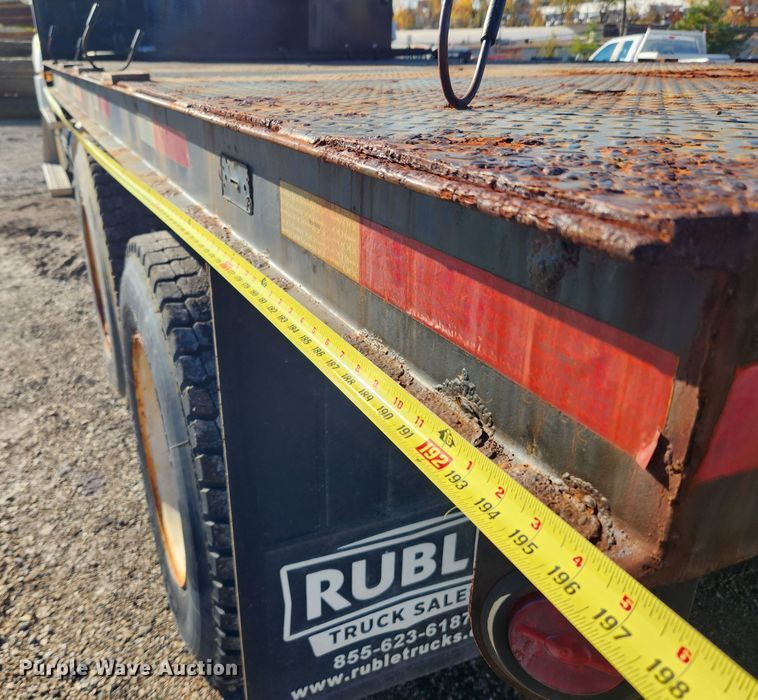 image for item MK9475 2001 Freightliner Columbia  flatbed truck