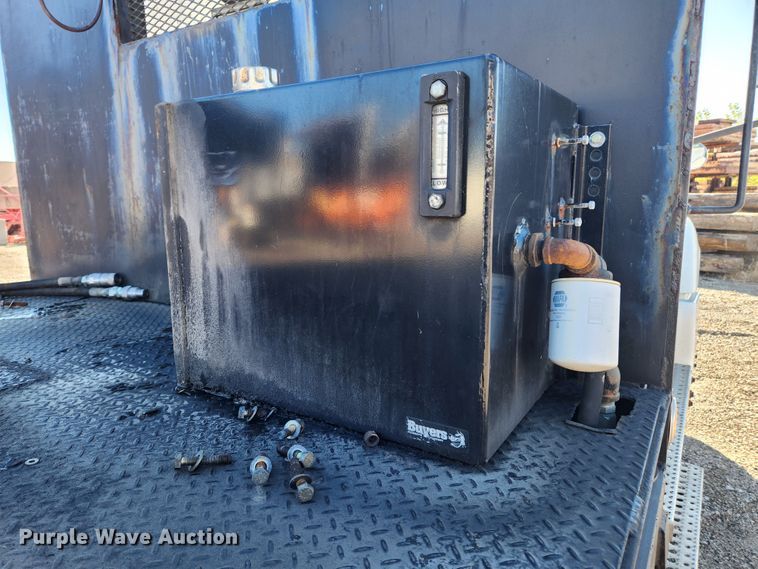 image for item MK9475 2001 Freightliner Columbia  flatbed truck