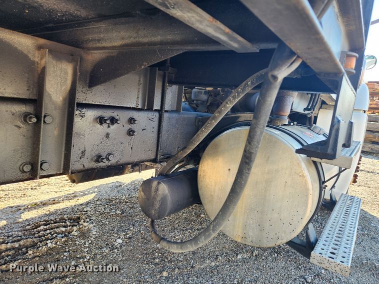 image for item MK9475 2001 Freightliner Columbia  flatbed truck