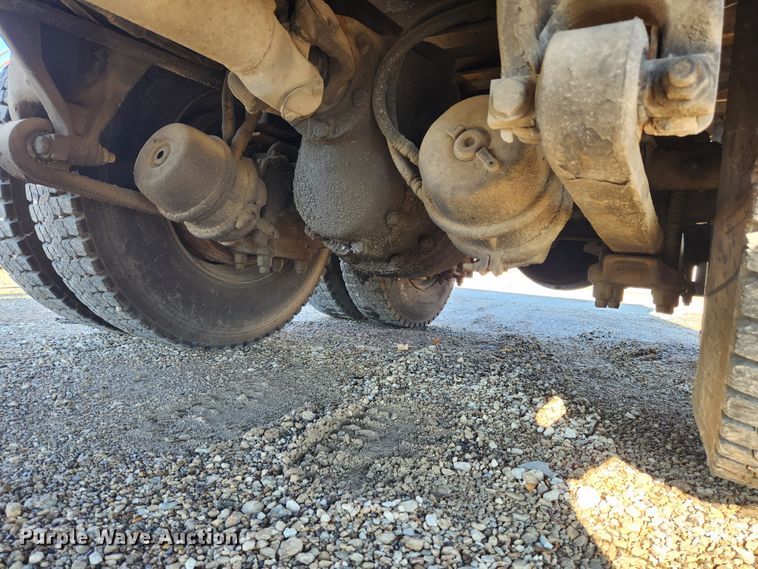 image for item MK9475 2001 Freightliner Columbia  flatbed truck