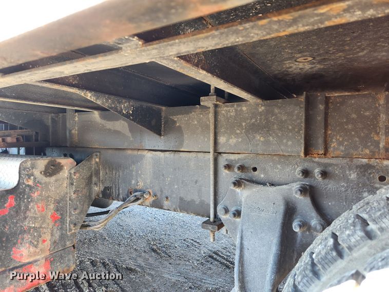 image for item MK9475 2001 Freightliner Columbia  flatbed truck