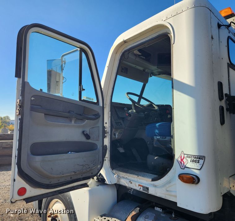 image for item MK9475 2001 Freightliner Columbia  flatbed truck