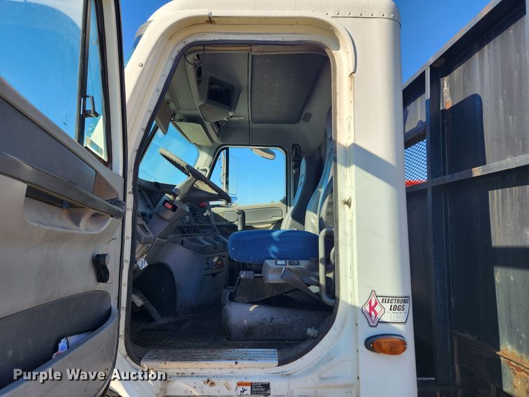 image for item MK9475 2001 Freightliner Columbia  flatbed truck