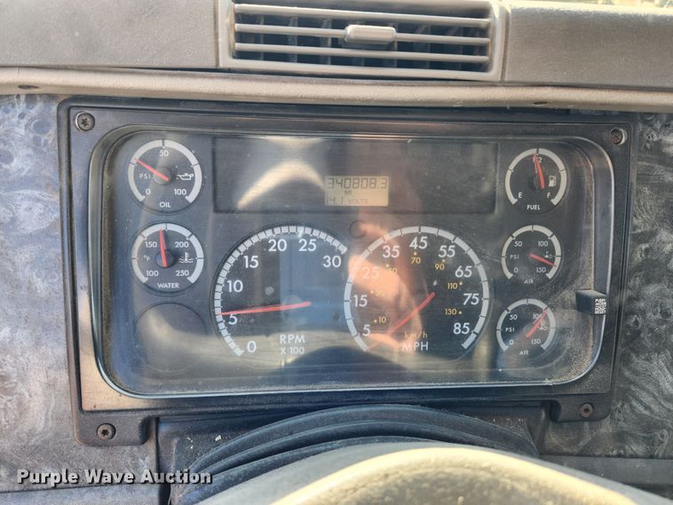 image for item MK9475 2001 Freightliner Columbia  flatbed truck