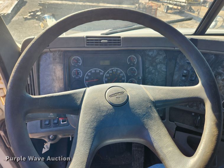 image for item MK9475 2001 Freightliner Columbia  flatbed truck