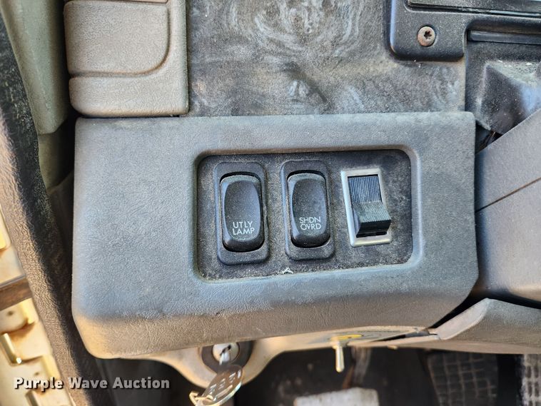 image for item MK9475 2001 Freightliner Columbia  flatbed truck