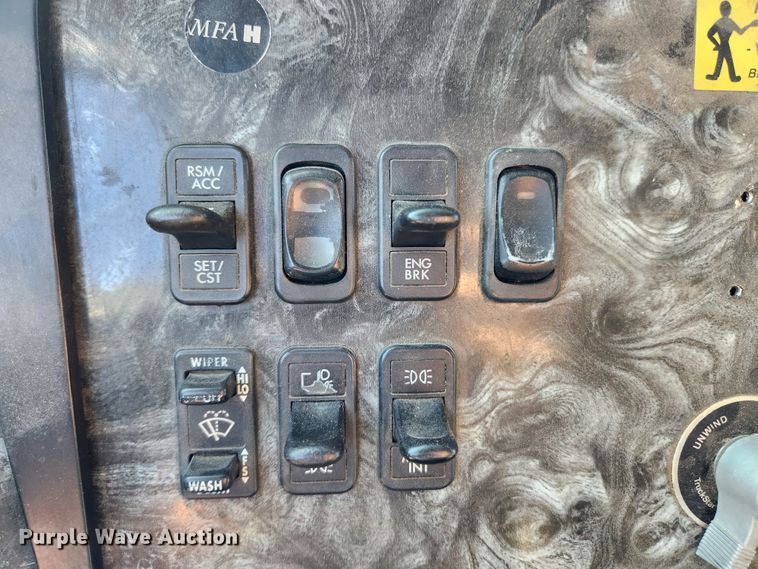 image for item MK9475 2001 Freightliner Columbia  flatbed truck