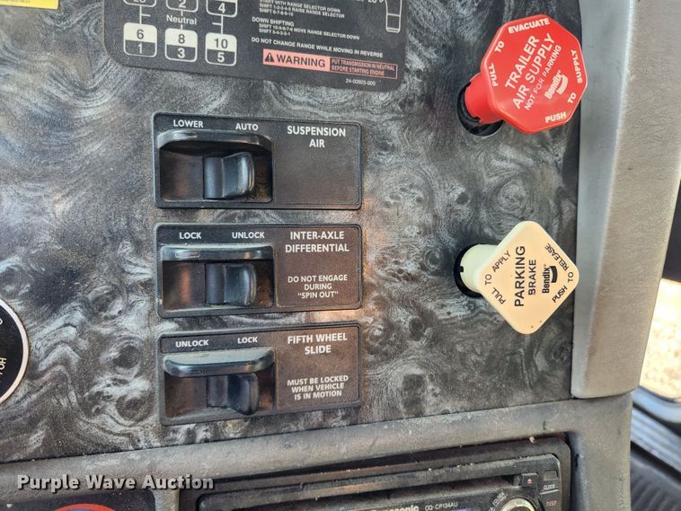 image for item MK9475 2001 Freightliner Columbia  flatbed truck