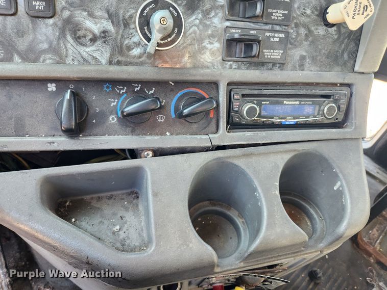 image for item MK9475 2001 Freightliner Columbia  flatbed truck