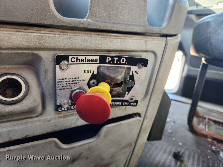 image for item MK9475 2001 Freightliner Columbia  flatbed truck