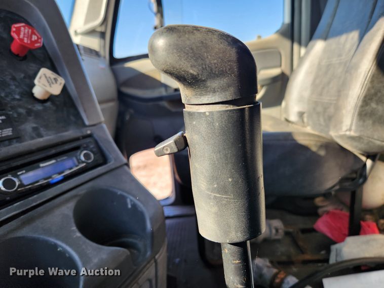 image for item MK9475 2001 Freightliner Columbia  flatbed truck