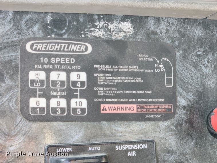 image for item MK9475 2001 Freightliner Columbia  flatbed truck