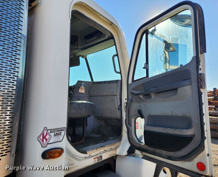 image for item MK9475 2001 Freightliner Columbia  flatbed truck