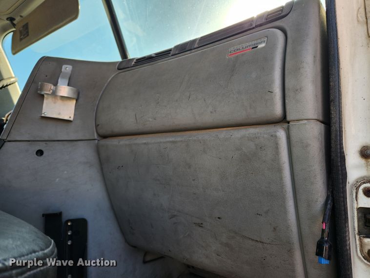 image for item MK9475 2001 Freightliner Columbia  flatbed truck