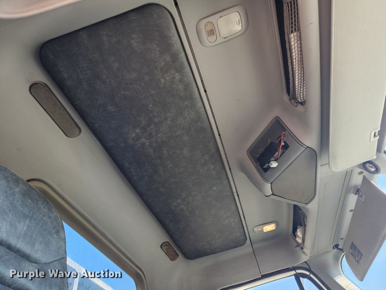 image for item MK9475 2001 Freightliner Columbia  flatbed truck