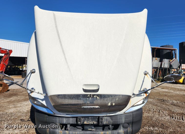 image for item MK9475 2001 Freightliner Columbia  flatbed truck