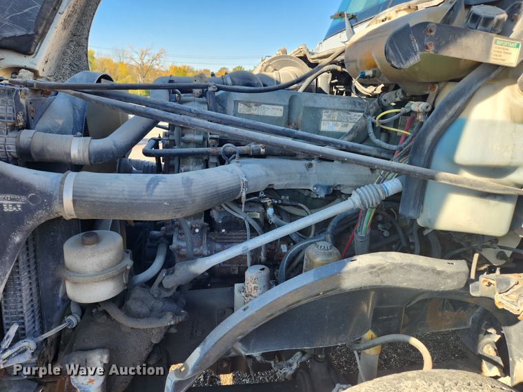 image for item MK9475 2001 Freightliner Columbia  flatbed truck