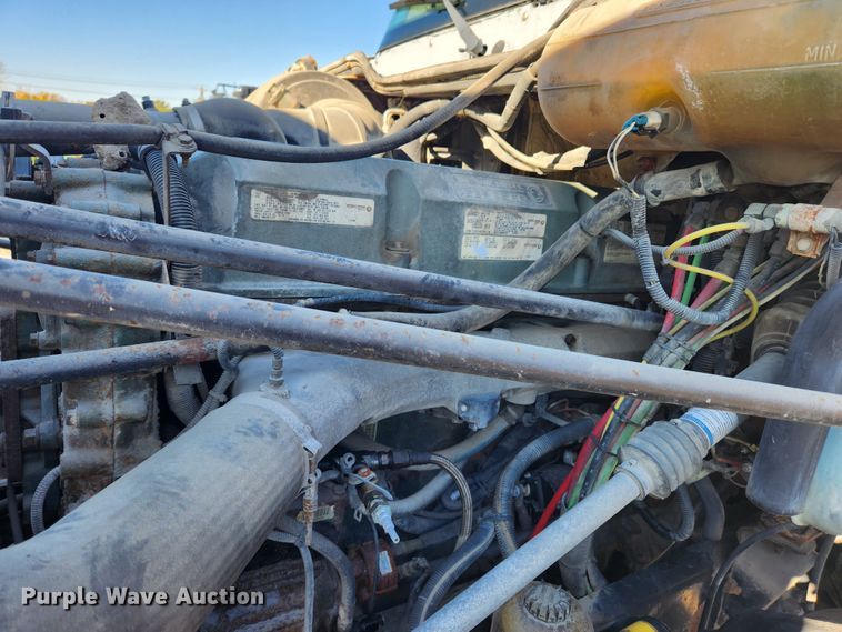 image for item MK9475 2001 Freightliner Columbia  flatbed truck