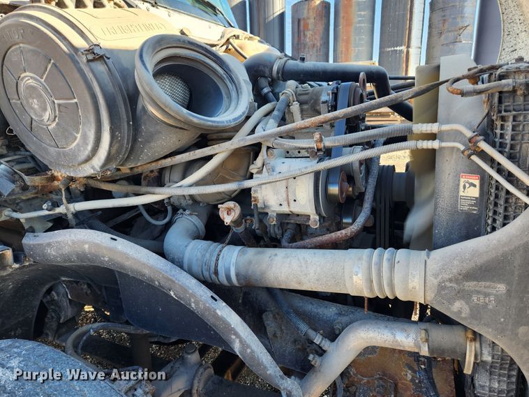 image for item MK9475 2001 Freightliner Columbia  flatbed truck